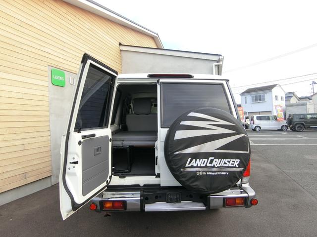 ランドクルーザー７０ バン　４ＷＤ　５ＭＴ　３０ＴＨアニバーサリー　ＢＦＧｏｏｄｉｃｈホワイトレター　リアベッドキット　前後ドライブレコーダー　ＥＴＣ　バックカメラ　シートカバー　純正フルセグナビ　キーレス　禁煙　記録簿（65枚目）