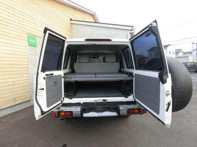 ランドクルーザー７０ バン　４ＷＤ　５ＭＴ　３０ＴＨアニバーサリー　ＢＦＧｏｏｄｉｃｈホワイトレター　リアベッドキット　前後ドライブレコーダー　ＥＴＣ　バックカメラ　シートカバー　純正フルセグナビ　キーレス　禁煙　記録簿（66枚目）