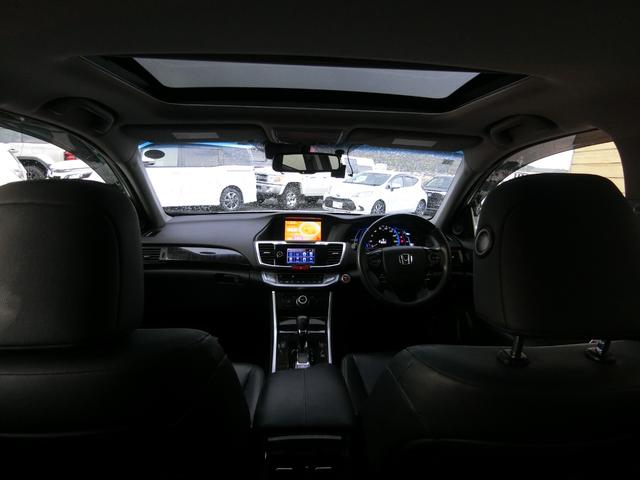 アコードハイブリッド ＥＸ　サンルーフ　バックカメラ　ＥＴＣ　電動リアサンシェード　オートクルーズコントロール　純正ナビ　純正１７インチＡＷ　パワーシート　レザーシート　シートヒーター　Ｂｌｕｅｔｏｏｔｈ接続　記録簿　禁煙（3枚目）