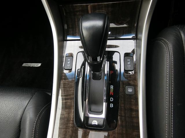 アコードハイブリッド ＥＸ　サンルーフ　バックカメラ　ＥＴＣ　電動リアサンシェード　オートクルーズコントロール　純正ナビ　純正１７インチＡＷ　パワーシート　レザーシート　シートヒーター　Ｂｌｕｅｔｏｏｔｈ接続　記録簿　禁煙（6枚目）