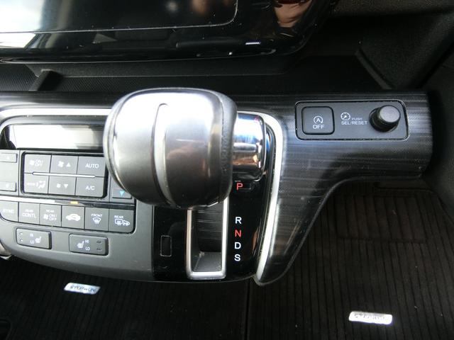 ステップワゴンスパーダ スパーダクールスピリット　アドバンスパッケージα　８人乗り　ターボ　純正ナビ　１６インチＡＷ　クルーズコントロール　両側パワースライドドア　リアわくわくゲート　リアエンターテインメントシステム　バックカメラ　ハーフレザー　シートヒーター　パドルシフト（6枚目）