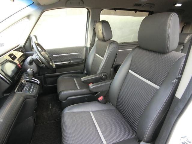 ステップワゴンスパーダ スパーダクールスピリット　アドバンスパッケージα　８人乗り　ターボ　純正ナビ　１６インチＡＷ　クルーズコントロール　両側パワースライドドア　リアわくわくゲート　リアエンターテインメントシステム　バックカメラ　ハーフレザー　シートヒーター　パドルシフト（7枚目）