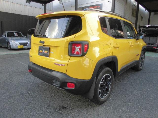 ジープ・レネゲード トレイルホーク トレイルホーク(5名)SDナビ8インチ フルセグ地デジ DVD SD バックカメラ ETC ドライブレコーダー前後 オートライト オートエアコン ディスチャージヘッドランプ 純正17インチアルミ(8枚目)