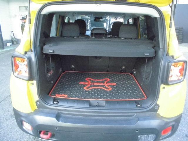 ジープ・レネゲード トレイルホーク トレイルホーク(5名)SDナビ8インチ フルセグ地デジ DVD SD バックカメラ ETC ドライブレコーダー前後 オートライト オートエアコン ディスチャージヘッドランプ 純正17インチアルミ(15枚目)