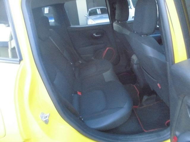 ジープ・レネゲード トレイルホーク トレイルホーク(5名)SDナビ8インチ フルセグ地デジ DVD SD バックカメラ ETC ドライブレコーダー前後 オートライト オートエアコン ディスチャージヘッドランプ 純正17インチアルミ(18枚目)