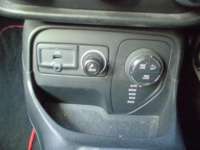 ジープ・レネゲード トレイルホーク トレイルホーク(5名)SDナビ8インチ フルセグ地デジ DVD SD バックカメラ ETC ドライブレコーダー前後 オートライト オートエアコン ディスチャージヘッドランプ 純正17インチアルミ(22枚目)