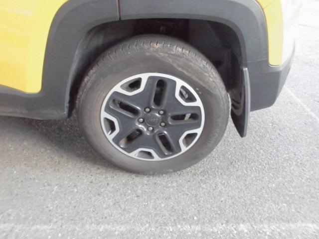 ジープ・レネゲード トレイルホーク トレイルホーク(5名)SDナビ8インチ フルセグ地デジ DVD SD バックカメラ ETC ドライブレコーダー前後 オートライト オートエアコン ディスチャージヘッドランプ 純正17インチアルミ(33枚目)