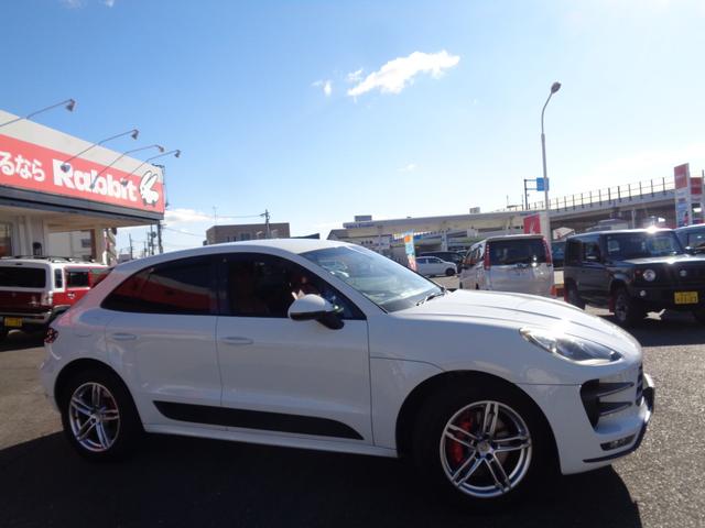 マカン マカン　ターボ　エントリー＆ドライブ・スポーツクロノ・アルカンターラルーフ・ＰＡＳＭ・純ＨＤＤナビＴＶ・Ｓ，Ｂカメラ・ＢＴ・赤革・Ｐシート・シートヒーター・ＢＯＳＥ・Ｐバックドア・前後ドラレコ・ＥＴＣ（3枚目）