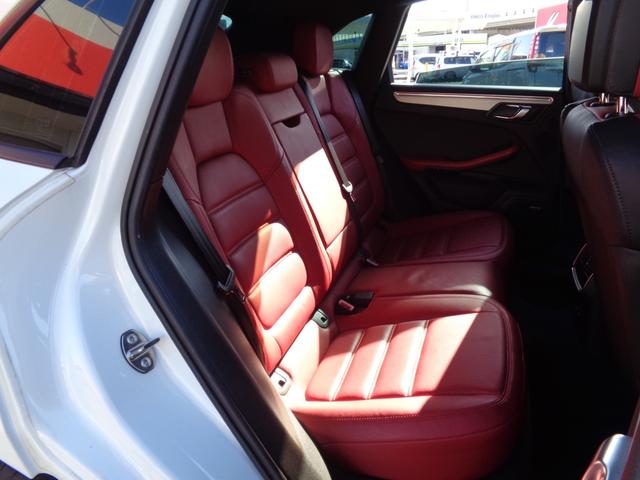 マカン マカン　ターボ　エントリー＆ドライブ・スポーツクロノ・アルカンターラルーフ・ＰＡＳＭ・純ＨＤＤナビＴＶ・Ｓ，Ｂカメラ・ＢＴ・赤革・Ｐシート・シートヒーター・ＢＯＳＥ・Ｐバックドア・前後ドラレコ・ＥＴＣ（20枚目）