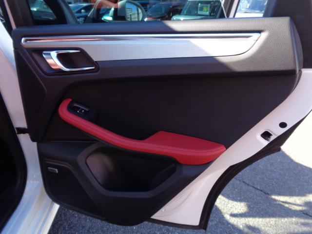 マカン マカン　ターボ　エントリー＆ドライブ・スポーツクロノ・アルカンターラルーフ・ＰＡＳＭ・純ＨＤＤナビＴＶ・Ｓ，Ｂカメラ・ＢＴ・赤革・Ｐシート・シートヒーター・ＢＯＳＥ・Ｐバックドア・前後ドラレコ・ＥＴＣ（26枚目）