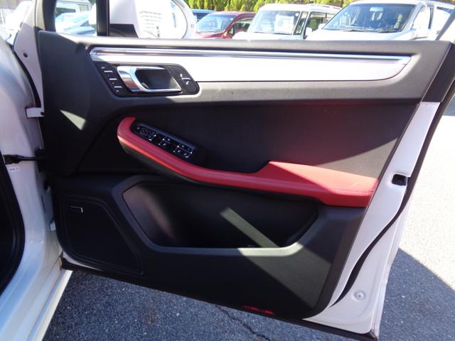 マカン マカン　ターボ　エントリー＆ドライブ・スポーツクロノ・アルカンターラルーフ・ＰＡＳＭ・純ＨＤＤナビＴＶ・Ｓ，Ｂカメラ・ＢＴ・赤革・Ｐシート・シートヒーター・ＢＯＳＥ・Ｐバックドア・前後ドラレコ・ＥＴＣ（27枚目）