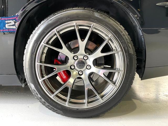 ＳＲＴ８　３９２　２０１２年モデル　Ｖ８　６．４Ｌ　ＮＡ　サンルーフ　コンビレザーシート　可変マフラー　ブレンボキャリパー　パドルシフト　プッシュスタート　２０インチアルミ　ＳＤナビＴＶ　バックカメラ　ＥＴＣ　禁煙車(8枚目)