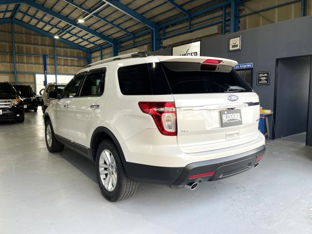 エクスプローラー ＸＬＴ　エコブースト　エクスクルーシブ　ディーラー車／パノラマサンルーフ／ＡＬＰＩＮＥ後席モニター／レザーシート／純正オプションＳＤナビ，ＴＶ／ブラインドスポット／クルーズコントロール／ＦＳＲカメラ／シートヒーター／コーナーセンサー／ＥＴＣ（4枚目）