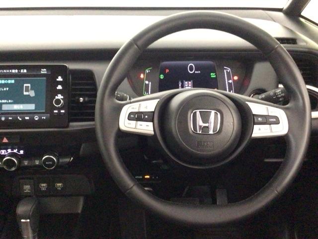 フィット ｅ：ＨＥＶホーム　レンタＵＰ・ＬＥＤ・フルセグ・メモリナビ・バックカメラ・ホンダＣＯＮＮＥＣＴ　前後誤発進抑制機能　クリソナ　助手席エアバッグ　運転席エアバッグ　ＬＥＤライト　ＵＳＢ接続　ＡＢＳ　サイドエアバッグ（17枚目）