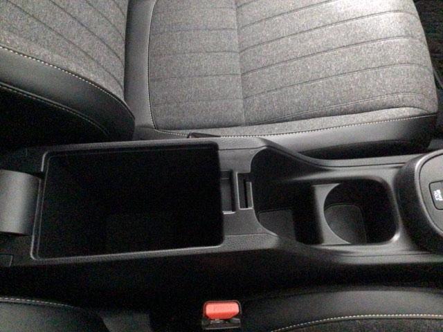 フィット ｅ：ＨＥＶホーム　レンタＵＰ・ＬＥＤ・フルセグ・メモリナビ・バックカメラ・ホンダＣＯＮＮＥＣＴ　前後誤発進抑制機能　クリソナ　助手席エアバッグ　運転席エアバッグ　ＬＥＤライト　ＵＳＢ接続　ＡＢＳ　サイドエアバッグ（32枚目）