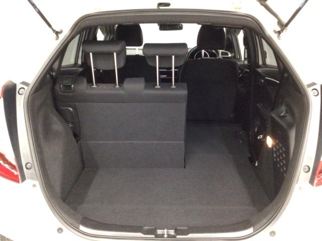 フィットハイブリッド Ｓパッケージ　ＬＥＤ・フルセグ・メモリナビ・ＤＶＤ・バックカメラ・純正ＡＷ・ＥＴＣ　サイドエアバック　リアカメラ　ＵＳＢ　ＶＳＡ　クルコン　地デジＴＶ　イモビライザー　パワーウィンドウ　スマキー　ＤＶＤ再生　ＡＡＣ（13枚目）