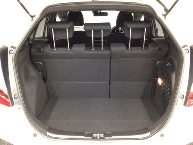 フィットハイブリッド Ｓパッケージ　ＬＥＤ・フルセグ・メモリナビ・ＤＶＤ・バックカメラ・純正ＡＷ・ＥＴＣ　サイドエアバック　リアカメラ　ＵＳＢ　ＶＳＡ　クルコン　地デジＴＶ　イモビライザー　パワーウィンドウ　スマキー　ＤＶＤ再生　ＡＡＣ（24枚目）