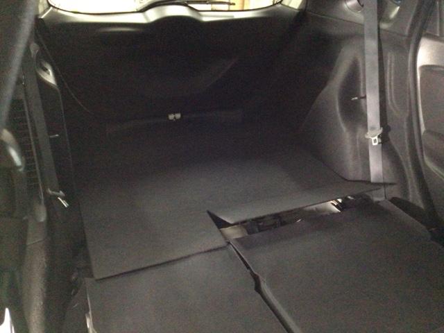 フィットハイブリッド Ｓパッケージ　ＬＥＤ・フルセグ・メモリナビ・ＤＶＤ・バックカメラ・純正ＡＷ・ＥＴＣ　サイドエアバック　リアカメラ　ＵＳＢ　ＶＳＡ　クルコン　地デジＴＶ　イモビライザー　パワーウィンドウ　スマキー　ＤＶＤ再生　ＡＡＣ（27枚目）