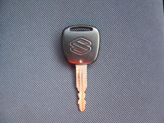 ジムニー ＦＩＳフリースタイルワールドカップリミテッド　切替４ＷＤ／ターボ／社外ＳＤナビ／地デジＴＶ／キーレス／背面ハードカバー／シートヒーター／ウインカー付きドアミラー／修復歴無（26枚目）