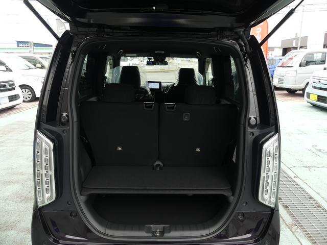 床を低く、その分荷室を広く。備え付けのボードを使えば2段ラックモードで上下に積み分け可能です。取り外せば、大きな物や背の高い物も収まる広い空間に!