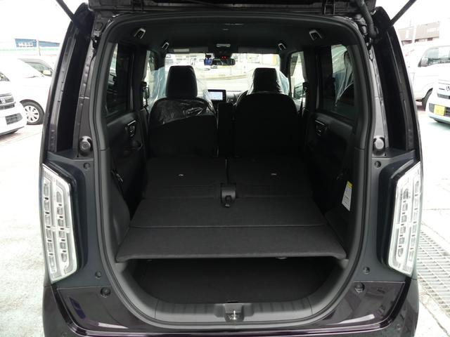 簡単に収納出来る後部座席で広大な空間が出現します シートアレンジが多彩な点も特徴です レジャー用品もたっぷりと積み込めて休日の過ごし方や楽しみを拡げてくれます