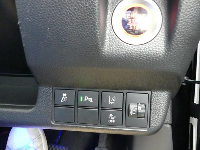 『VSA』(ABS+TCS+横滑り防止抑制)標準装備です。パーキングセンサ―、路外逸脱抑制機能、衝突軽減ブレーキ(CMBS)のスイッチです。