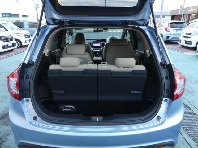 大口径なテールゲートは、幅広かつ低い床面で大きな荷物の出し入れが簡単になります！日々のショッピングやレジャー等、お客様のカーライフをより一層快適にしてくれます。