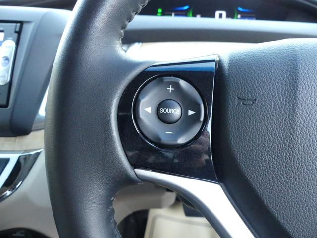 ステアリングにオーディオリモコンスイッチが装備されており、手元でボリューム調整・モード切替・選局・曲順スキップ等が可能なので、視線の移動が少なく、安心で安全な運転を強力にサポートします。