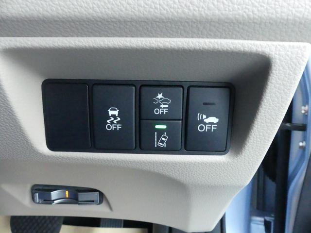 『ＶＳＡ』（ＡＢＳ＋ＴＣＳ＋横滑り防止抑制）標準装備です。路外逸脱抑制機能、衝突軽減ブレーキ（ＣＭＢＳ）のスイッチです。