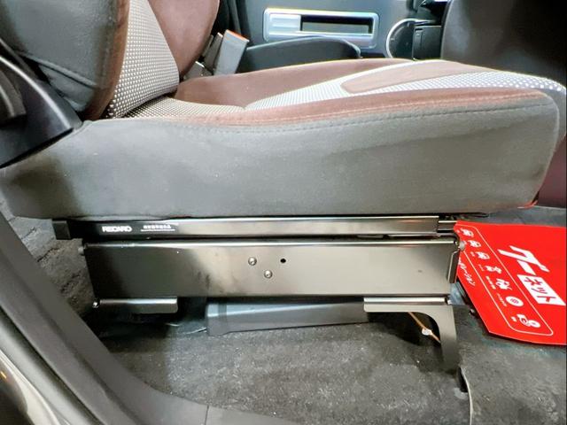 デリカD:5 D プレミアム マッドタイヤ 新品ホイル 1インチUP ロックフォードスピーカー リアラダー ナビ Bluetooth リアカメラ フィリップダウンモニター インナーミラー レカロシート 電動リアゲート パワードア(45枚目)