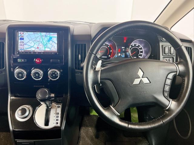 �^�]�Ȃ���̎��E���L���A����X�C�b�`�ނ��茳�ɏW�񂳂ꂽ�����₷���݌v�ł��B�����ړ���}�������C�A�E�g�ŁA���R�Ȏp���̂܂ܑ��삪�\�B���K�ɉ^�]�ł��A���S���̂���h���C�r���O���T�|�[�g���܂��B