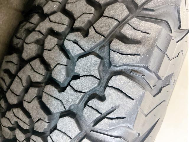 �I�[���e���[���^�C�v�̃^�C���𑕒����Ă���A�ܑ��H���疢�ܑ��H�܂ŕ��L���V�[���Ŏg���₷�������ł��B�X���ł̈����₷���ɂ��z������A�A�E�g�h�A�⃌�W���[�p�r�ɂ��Ή����₷���d�l�ƂȂ��Ă��܂��B