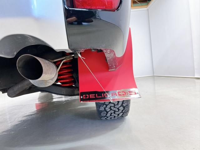 �}�b�h�t���b�v�𑕒����Ă���A���s���̓D�͂˂⏬�΂̔�U��}���₷�������ł��B�{�f�B����̉�����y�����₷���A�J�V���▢�ܑ��H�ł̑��s���ɂ��𗧂��܂��B�A�E�g�h�A�����g���̗����Ŏ��p���ɔz���B