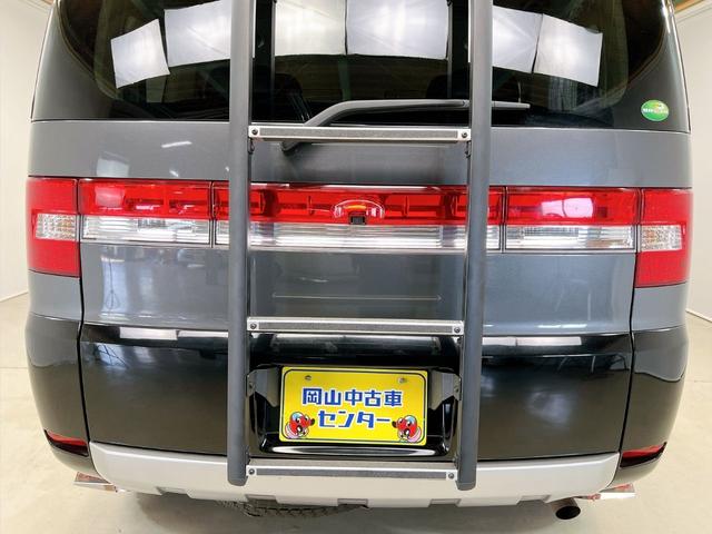 �傫���J���o�b�N�h�A�͊J�������L���A�ו��̐ςݍ~�낵�����₷���݌v�ł��B���ʂ���߂ɐݒ肳��Ă��邽�߁A�d���ו����ςݍ��݂₷���A���s�┃�����ȂǓ���̃V�[���ɔz�����ꂽ���Q�b�W�X�y�[�X�B