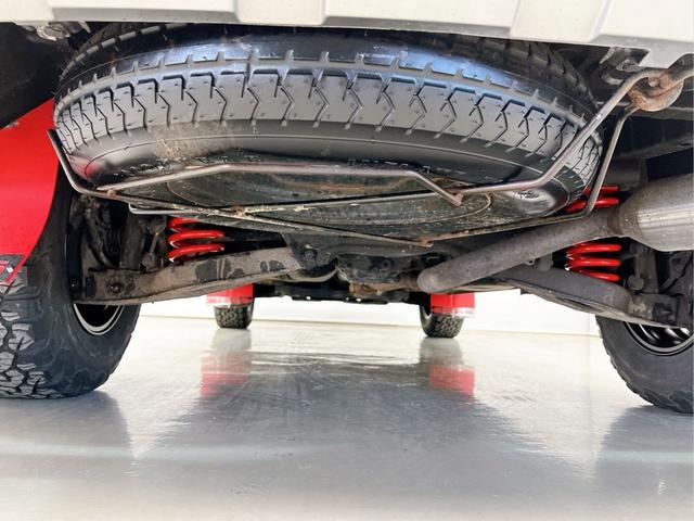 �ԗ���������ɃX�y�A�^�C���𑕔��B������̃p���N���ɂ����S�̔����ł��B�׎��X�y�[�X���������Ȃ��݌v�ŁA���i�͌����ɂ����ʒu�Ɏ��[����Ă��܂��B���p���ƈ��S�����l�������݌v�B