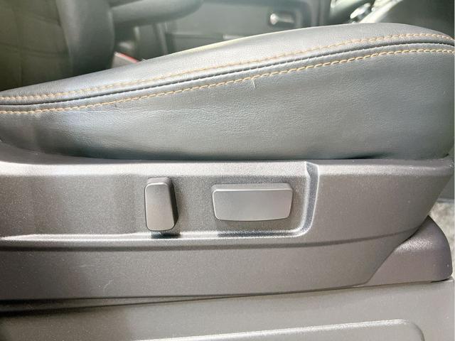 �^�]�Ȃɂ͓d���V�[�g�𑕔����Ă���A�O��ʒu����ʂ̍������X�C�b�`����Œ����ł��܂��B�̊i��D�݂ɍ��킹���^�]�p�������₷���A����g�����璷�����ړ��܂ŉ��K���ɔz�����ꂽ�����ł��B