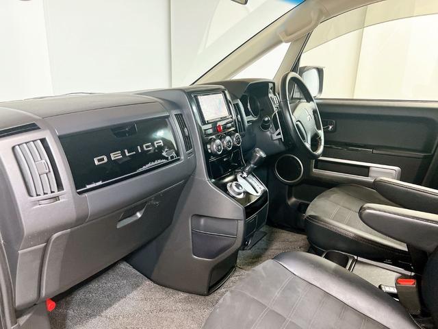 ����ȑO�ɂ͏㉺�Q�i�̃O���[�u�{�b�N�X�𑕔��B�Ԍ��؂⏬���Ȃǂ𕪂��Ď��[�ł��A�ԓ�����������ۂĂ܂��B�Z���^�[�܂��ɂ������u���X�y�[�X���m�ۂ��Ă���A�g���₷���Ǝ��p���𗼗������݌v�ł��B