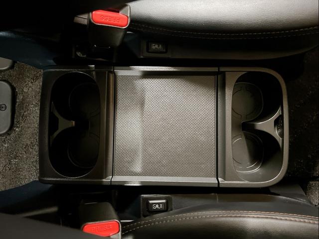 �O�Ȓ����ɂ͎g������̗ǂ����[�{�b�N�X�ƃh�����N�z���_�[��z�u�B�h���C�u���̈��ݕ��⏬��������������߂��A�ԓ��𐮗����₷���݌v�ł��B����̎g���₷���ɔz�����ꂽ�֗��Ȏ��[�X�y�[�X�ł��B