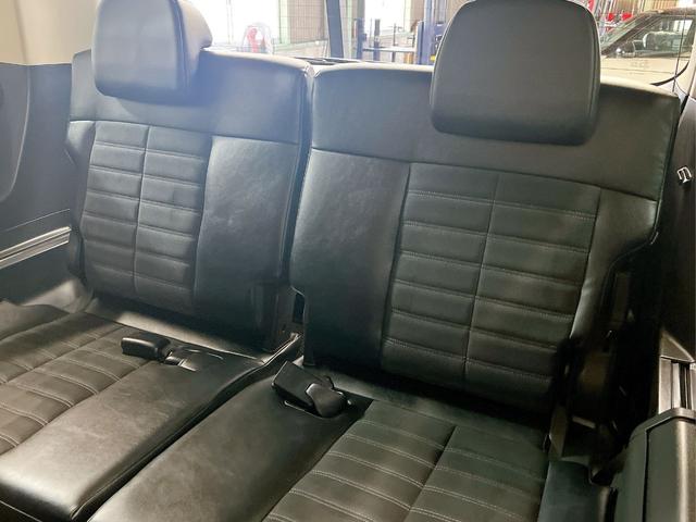 �R��ڃV�[�g�̓T�C�h���ˏグ�����̗p�B���E�Ɏ����グ�ČŒ肷�邱�ƂŁA�׎����L���g�����Ƃ��ł��܂��B�l�̏�ԂƉו��̐ςݍ��݂𗼗��ł�����p�I�ȃ��C�A�E�g�ŁA�g������ɗD�ꂽ�݌v�ł��B