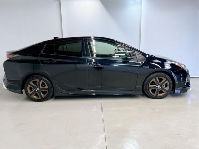 プリウス Ａツーリングセレクション　新品モデリスタフルエアロ　純正９インチナビ　ヘッドアップディスプレイ　ブラインドスポットモニター　パークアシスト　クリアランスソナー　トヨタセーフティ　レーダークルーズ　本革シート　シートヒーター（8枚目）