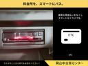 有料道路の料金所をノンストップで通過。車載器にＥＴＣカードを挿入することで、オート料金精算。スムーズな通行で渋滞緩和にもつながり、高速道路の利用が多い方にとっては時短でスムーズなドライブ