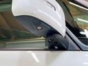 全方位モニター装備。サイドカメラは縁石や車両側方の障害物をモニターで確認でき、駐車時や狭い道でのすれ違い時に安心です。死角を減らして安全確認をサポートし、運転に不慣れな方にも心強い実用的な装備です。