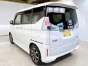 後部席にはプライバシーガラスを採用し、車内を外から見えにくくすることでプライバシーを確保。日差しのまぶしさも軽減し、エアコン効率の向上にも貢献します。快適で安心して過ごせる空間づくりを支える装備。