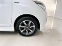 レーンアシスト装備。走行中に車線を検知し、車線からのはみ出しを警報などで知らせてくれる安全装備です。長距離運転時のふらつきを抑え、ドライバーの負担を軽減しながら安心運転をサポートします。