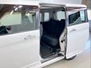 広々と開くスライドドアは乗り降りがしやすく、狭い駐車場や壁際でも隣の車を気にせず開閉可能。お子さま連れやご年配の方も安心して使え、毎日の送迎からレジャーまで快適にサポートする実用的な装備です。