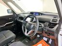 運転席まわりにはステアリングスイッチや電動スライドドア開閉スイッチを備え、手元で操作が可能です。ナビやエアコンも直感的に扱える配置で、ドライバーにとって使い勝手の良い快適な運転環境をサポートします。