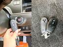 スマートキー搭載でドアの施錠・解錠やエンジン始動もワンタッチ操作。荷物を持っている時やお子様連れでもスムーズに扱えます。不正なエンジン始動を防ぐイモビライザーも装備。防犯面に配慮された便利な機能です。