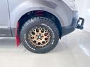 BFグッドリッチ製オールテレーンT/Aタイヤ(LT245/70R16)を装着。悪路での走破性と街乗りでの安定感を両立し、アウトドアシーンにもマッチする足もとです。デザイン性にも優れた人気のタイヤ。