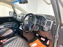 使いやすいナビやドリンクホルダーを備えた快適な運転席まわりです。必要なスイッチ類も手の届きやすい位置に配置され、ドライブ時の操作性を高めています。実用性と快適性を兼ね備えた装備が充実しています。