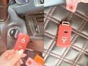 スマートキーは鍵を取り出さずにドアの開閉やエンジン始動ができる便利な装備です。荷物を持っている時や雨の日でもスムーズに乗り降りが可能。赤いカバーがアクセントになり、おしゃれさも感じられます。